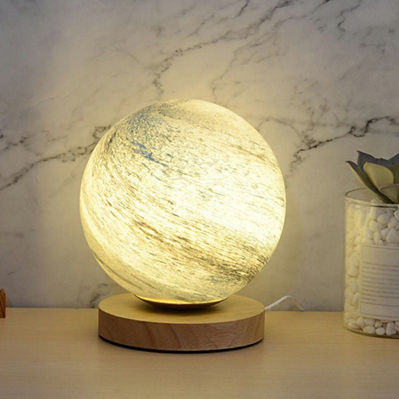 Gläserne Planeten Mini-Nachtleuchte - Postmoderne Tischlampe mit Holzfuß