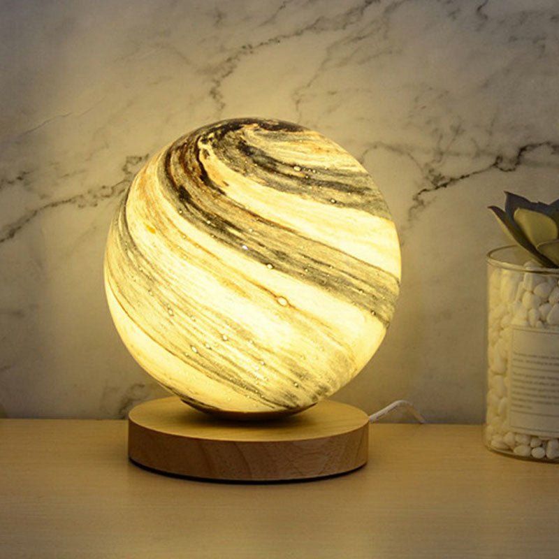 Gläserne Planeten Mini-Nachtleuchte - Postmoderne Tischlampe mit Holzfuß