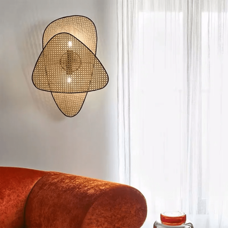 Handgefertigte Bambus-Wandlampe mit Rattan-Kronleuchtern