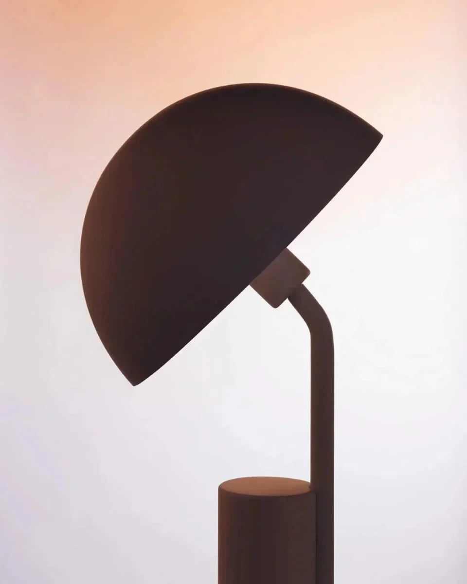 Verstellbare Tischlampe Cap mit spielerischem Design