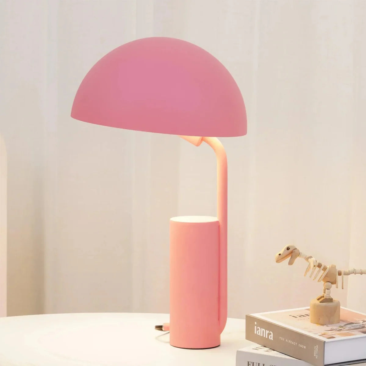 Verstellbare Tischlampe Cap mit spielerischem Design