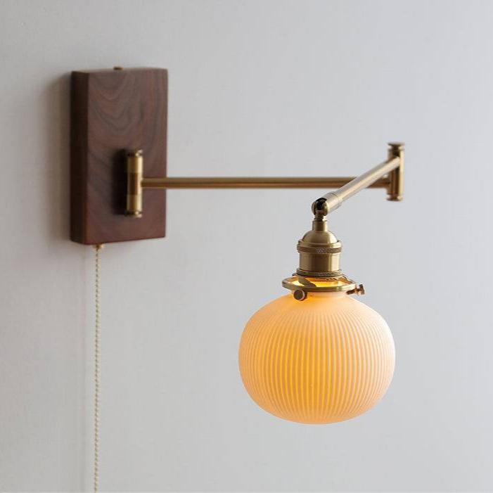 Keramische Wandlampe mit Holzplatte