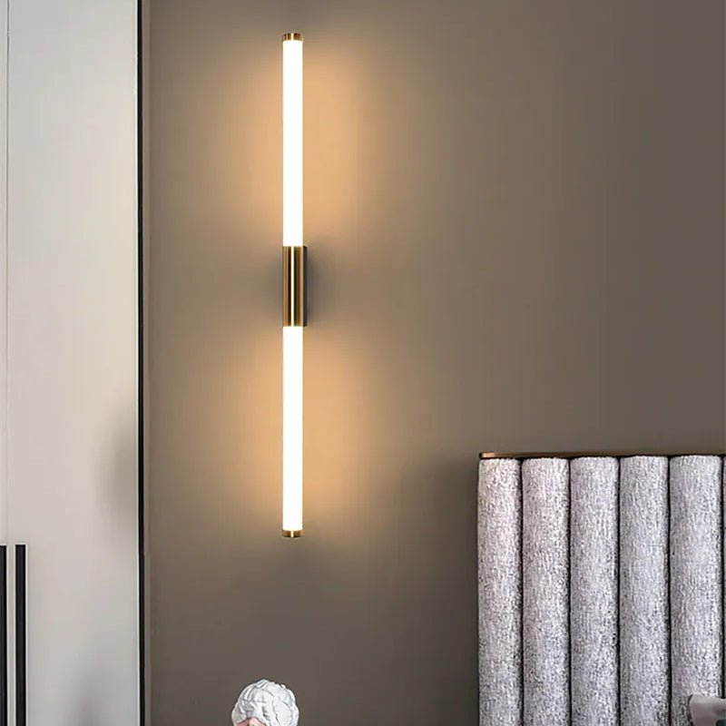 Moderne LED-Wandlampe Leigh in Weiß-Gold für Schlafzimmer