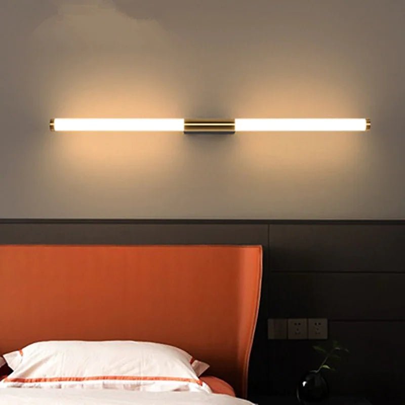 Moderne LED-Wandlampe Leigh in Weiß-Gold für Schlafzimmer