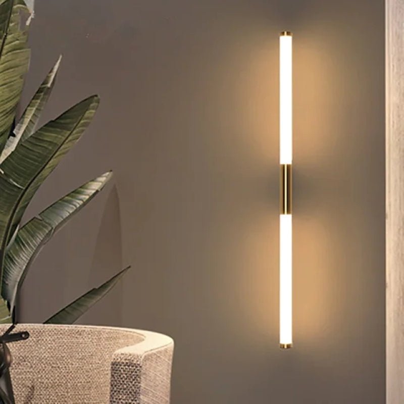 Moderne LED-Wandlampe Leigh in Weiß-Gold für Schlafzimmer