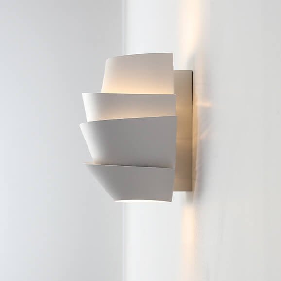 Minimalistische skandinavische Wandlampe aus Eisen mit Doppellicht in Halbzylinderform