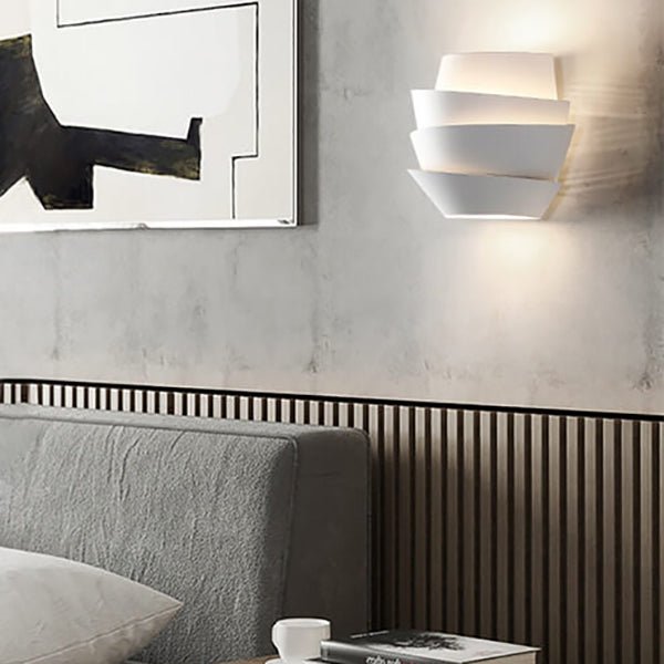 Minimalistische skandinavische Wandlampe aus Eisen mit Doppellicht in Halbzylinderform