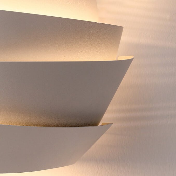 Minimalistische skandinavische Wandlampe aus Eisen mit Doppellicht in Halbzylinderform