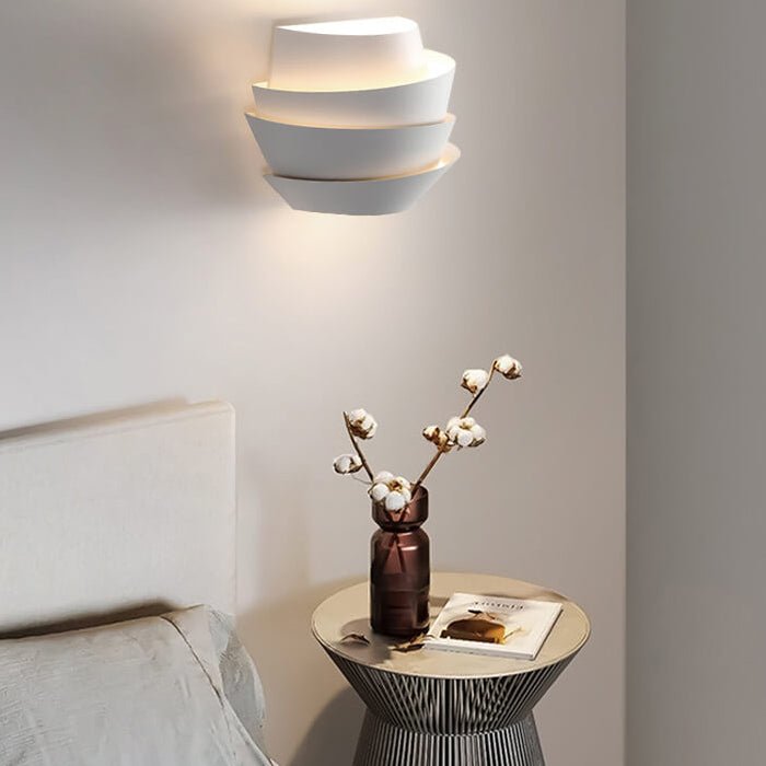 Minimalistische skandinavische Wandlampe aus Eisen mit Doppellicht in Halbzylinderform