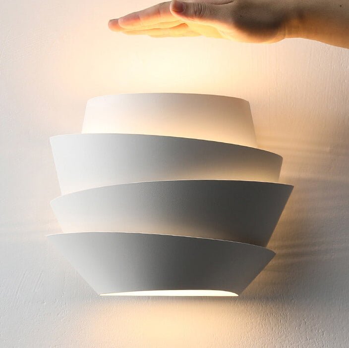 Minimalistische skandinavische Wandlampe aus Eisen mit Doppellicht in Halbzylinderform