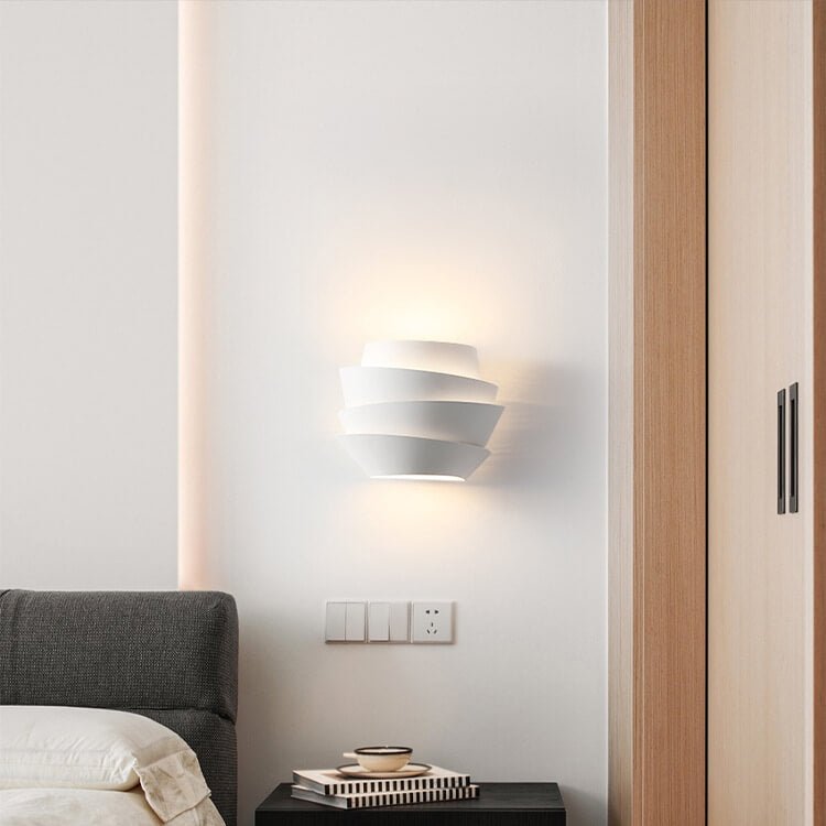 Minimalistische skandinavische Wandlampe aus Eisen mit Doppellicht in Halbzylinderform