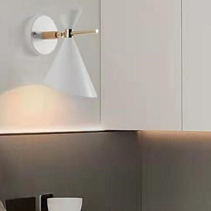 NordicGlow – Minimalistische Skandinavische Wandlampe mit Hörnchenschirm