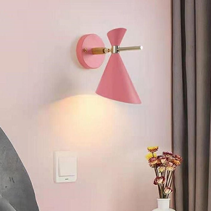 NordicGlow – Minimalistische Skandinavische Wandlampe mit Hörnchenschirm