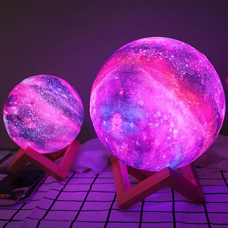 Lila Galaxy Kugelförmige Nachtlampe - LED Tischleuchte mit Holzsockel für Kinder