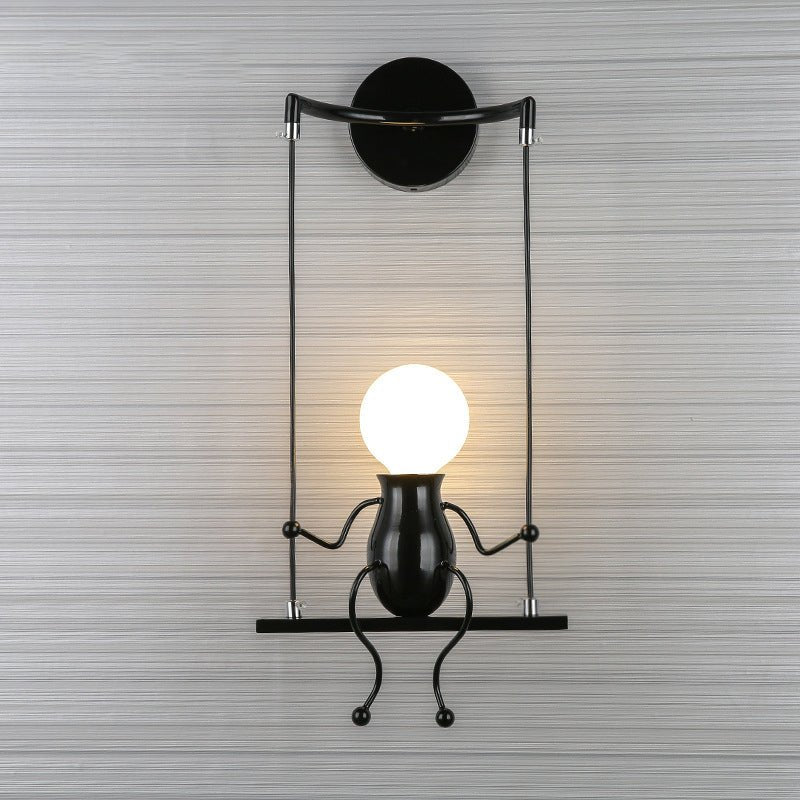 Moderne Wandleuchte mit Schaukelfigur - SwingDesign